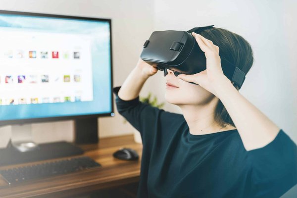 How can virtual reality change the landscape of online education?