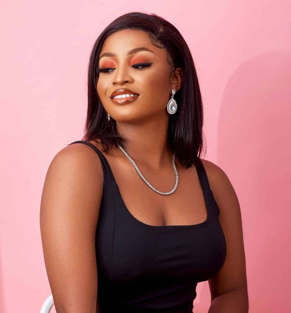 What is the best way to wear a chunky necklace with a simple dress?